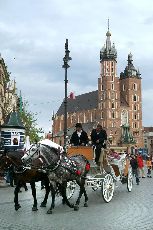 Od wieków Wieża Mariacka - o której poeta pisał, że "na jej widok myśl się korzy, a dusza zachwyca"  - dominuje nad Kr