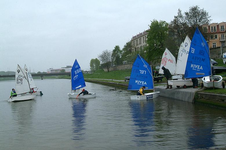 W regatach wystartowało 40 zawodników w dwóch klasach: Laser Radial oraz Optimist.