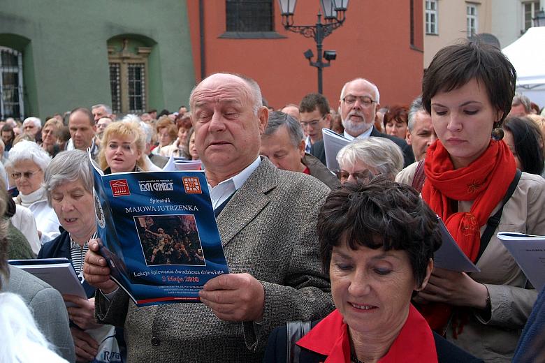 ... i publiczności zgromadzonej na płycie Małego Rynku.