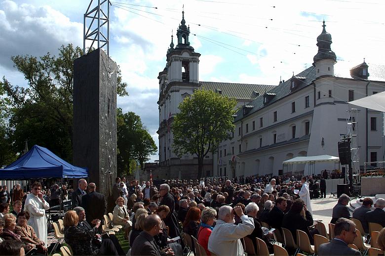 Na Skałce stanęło siedem filarów. Na trzech centralnych filarach z różowego kamienia znajdują się rzeźby przedstawiające postaci