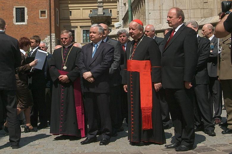 Następnie Prezydent RP oraz towarzyszące mu Osoby opuściły wawelskie wzgórze.