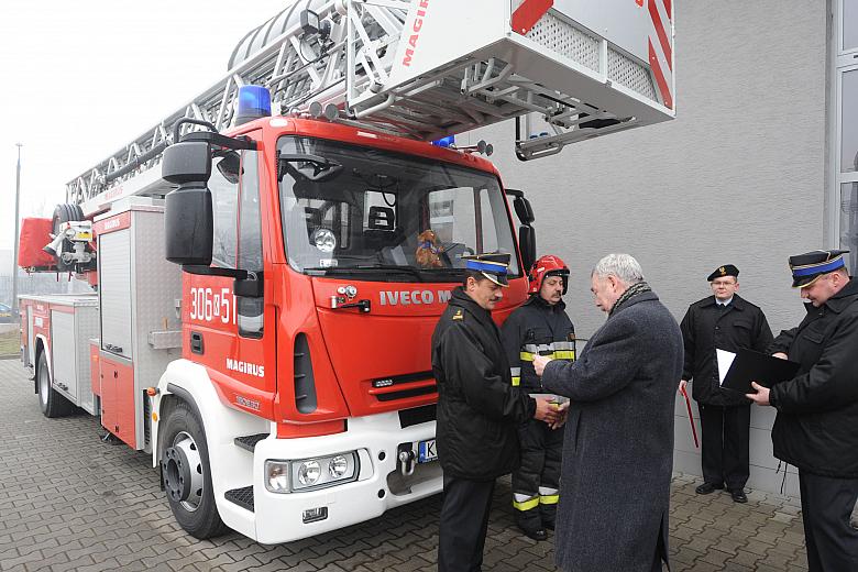 Z rąk Prezydenta Miasta Krakowa kluczyki przyjął bryg. Ryszard Gaczoł, Komendant Miejski PSP w Krakowie. Samochód SD-37 IVECO-MA