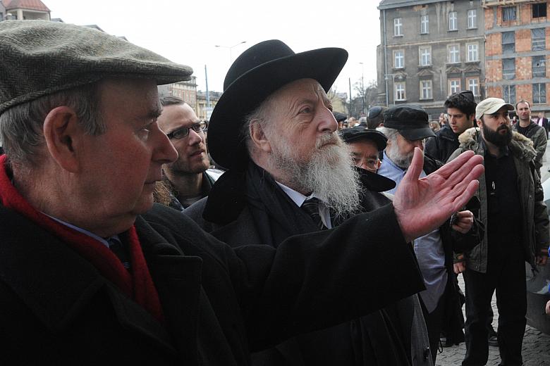 Także po 66. latach trudno w takich momentach ukryć wzruszenie. 
Na zdjęciu prezes krakowskiej Gminy Żydowskiej Tadeusz Jakubow