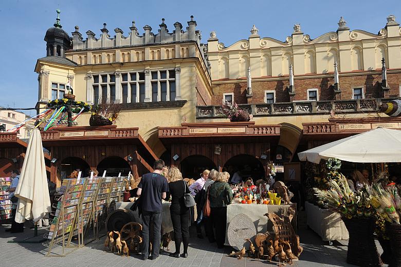 Ten wielki plac został wytyczony w wieku XIII właśnie po to, aby tu spotykali się kupujący i sprzedający wszelkie towary.