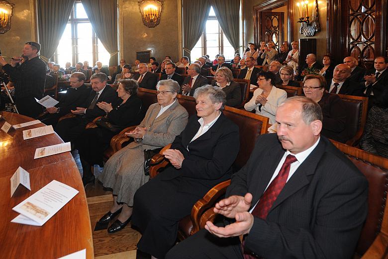 Ten ważny moment uczestnicy sesji uczcili oklaskami.