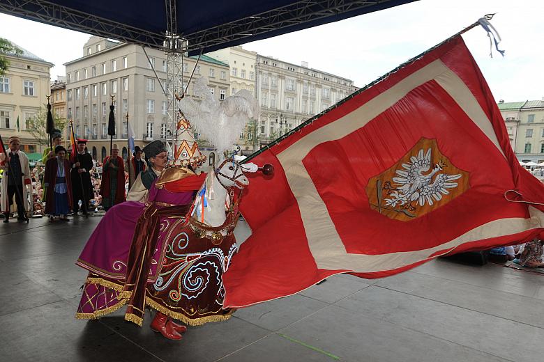 Później był taniec na estradzie i ewolucje choragwią.