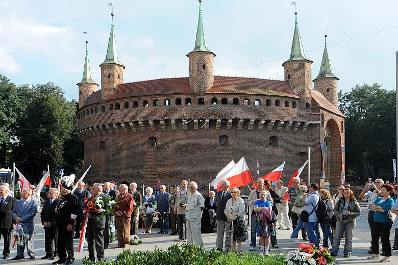 Uroczystośc obserwowali przybyli na plac Matejki krakowianie.