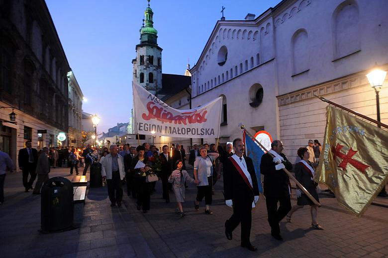 Zapadający półmrok rozświetlały niesione przez harcerzy pochodnie.