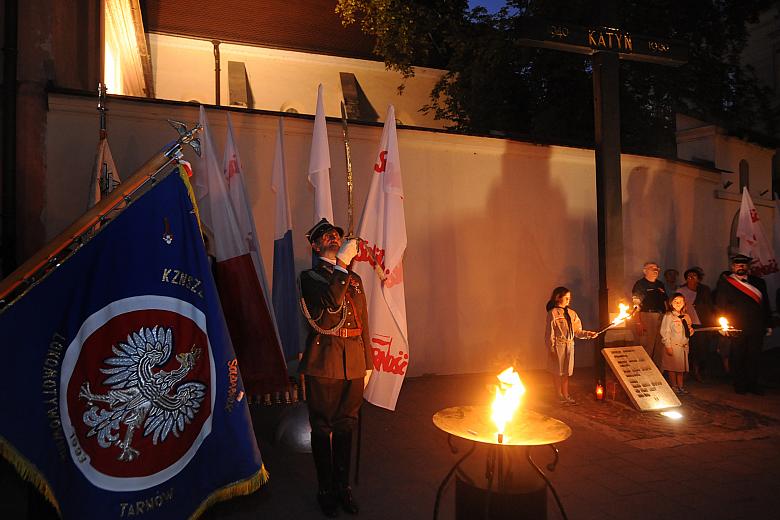 W blasku płonących zniczy i pochodni rozbłysła ułańska szabla.