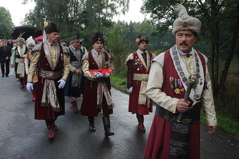 ...którzy na rzucone przez Brata Ceremoniarza hasło "Bracia wraz!" ruszyli w porządnym ordynku ku strzelnicy.