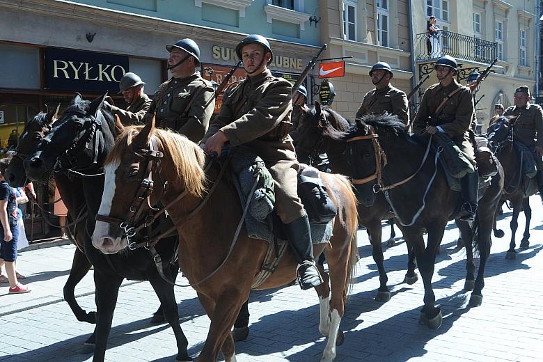 Przez ulice Krakowa przejechali kawalerzyści w mundurach
z roku 1939 i w charakterystycznych grzebieniastych hełmach wzoru Adri