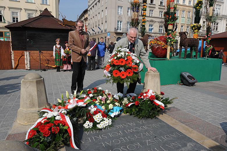 Dlatego hołd temu wielkimu wodzowi i bohaterowi narodowemu składają co roku zarówno ważne osobistości,... 