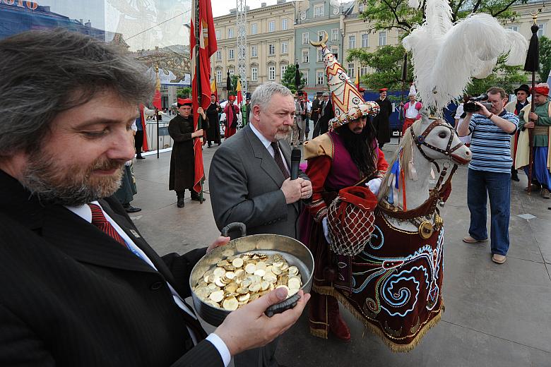 ...od władz miasta odebrał haracz - sakwę pełną miedziaków...