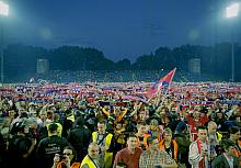 Wierni fani na płycie stadionu przy ul. Reymonta.