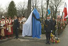 Na cmentarzu Rakowickim odsłonięto pomnik upamiętniający wizyty Ojca Świętego przy grobie Jego Rodziców. 