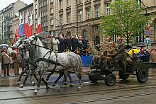 Taczanka z karabinem maszynowym zaprzężona w trzy konie.