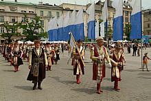 Orszak Bractwa Kurkowego na Rynku Głównym w Krakowie.