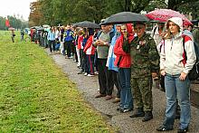 Mimo padającego deszczu wielu Krakowian przyszło zobaczyć pokaz kawalerii konnej. 