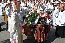 Po drodze Krakowskie kwiaciarki dały nowemu Arcypasterzowi bukiet kwiatów.