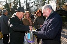 Ludzie dobrej woli złożyli datki, które zostaną przeznaczone na odnowę zniszczonych przez upływ czasu grobów.