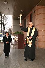 ...a kardynał Franciszek Macharski go poświęcił.