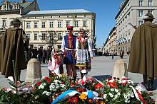 Młodzież w tradycyjnych strojach krakowskich.