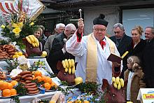 Poświęcenie pokarmów przez ks. Jana Czyrka, Proboszcza   kościoła św. Floriana.