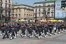 Przemarsz Orkiestry Reprezentacyjnej Sił Powietrznych RP na Rynku Głównym.  