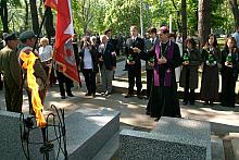 Poświęcenie grobów przez ks. bp. Józefa Guzdka.