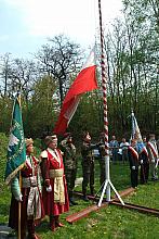 Wciągnięcie flagi państwowej na maszt w asyście członków Bractwa Kurkowego.