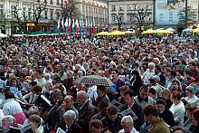 Rozśpiewani krakowianie 
i turyści na Rynku Głównym.