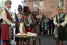 ...wpisują sie także świadkowie ceremonii.