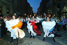 Kankan na ul. Floriańskiej w wykonaniu aktorek Teatru Groteska.