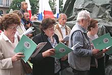 ...ale również licznie zgromadzeni na Rynku Głównym krakowianie.