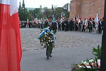 W imieniu władz Krakowa wieniec z szarfami w barwach miejskich złożył Sekretarz Miasta Paweł Stańczyk.