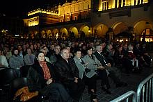 O godzinie 19.30 na Rynek Główny przybyło wielu krakowian.