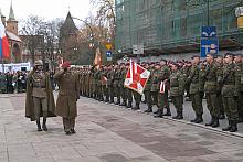 Pochód zakończył się na Placu Matejki, gdzie dowódca 2. Korpusu Zmechanizowanego gen. dyw. Edward Gruszka dokonał przeglądu zgro