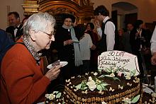 Po części oficjalnej przystąpiono do dzielenia wspaniałego, trzypiętrowego tortu jubileuszowego. 