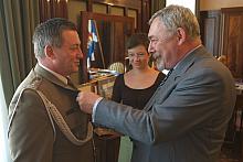 Prezydent Miasta Krakowa profesor Jacek Majchrowski udekorował Odznaką "Honoris gratia" pułkownika Krzysztofa Jankowsk