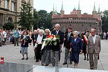 Oddawały hołd Nieznanemu Żołnierzowi oraz składały kwiaty...