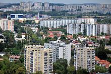 Nakładają się na siebie kolejne plany miejskiego pejzażu, który stopniowo przechodzi w podkrakowskie wzgórza.
Na drugim planie 