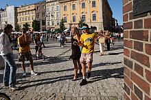 Miłośnicy tańca przybyli tłumnie na krakowski Rynek. 
Niektóre pary tak zapamiętały się w tańcu, że pląsały na obrzeżach Rynku,