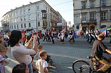 ...pochód przeszedł Małym Rynkiem oraz ulicami: Stolarską i Grodzką pod Krzyż Katyński na placu św. Idziego.
