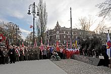 Już przed godziną 14.00 na placyku przy ulicy Piłsudskiego - w miejscu nazywanym dawniej "spalony most" - zebrał się t