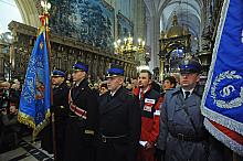 Poczty sztandrowe stanęły w prezbiterium.