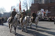 ... kompania reprezentacyjna Policji z pocztem sztandarowym, kompania reprezentacyjna Straży Miejskiej z chorągwią Miasta Krakow