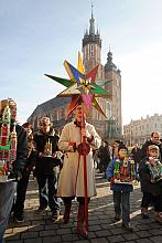 Na czele pochodu szedł - co też nakazuje tradycja - krakowiak z gwiazdą.