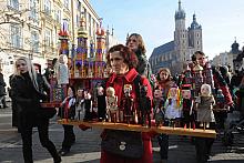 Szopka to mały teatr. 
Tradycyjny zestaw jasełkowych figurek nie mógł się obejśc bez Heroda, Śmierci, Diabła, Żyda oraz Dziadka