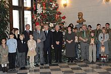 Harcerze przyszli do magistratu z Betlejemskim Światełkiem Pokoju, ogniem zapalonym w Grocie Narodzenia Pańskiego.