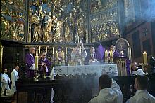 Zabrzmiał hejnał mariacki i rozpoczęła się koncelebra. 
W najgodniejszym krakowskim kościele, w miejskiej katedrze, przez Ołtar